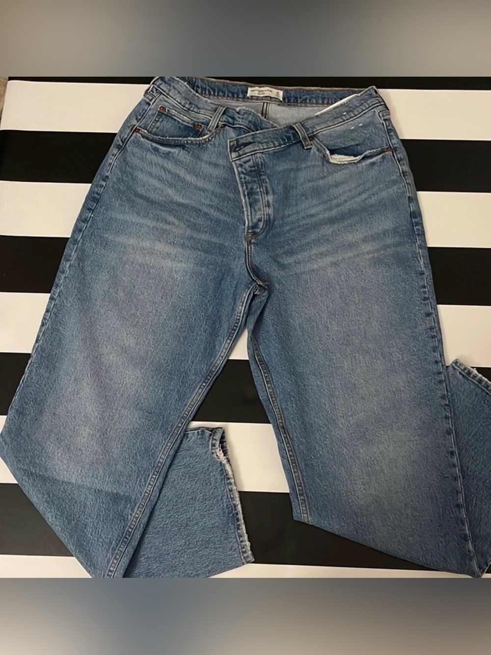 ABERCROMBIE & FITCH THE DAD HIGH RISE JEANS — NEW WITHOUT TAGS